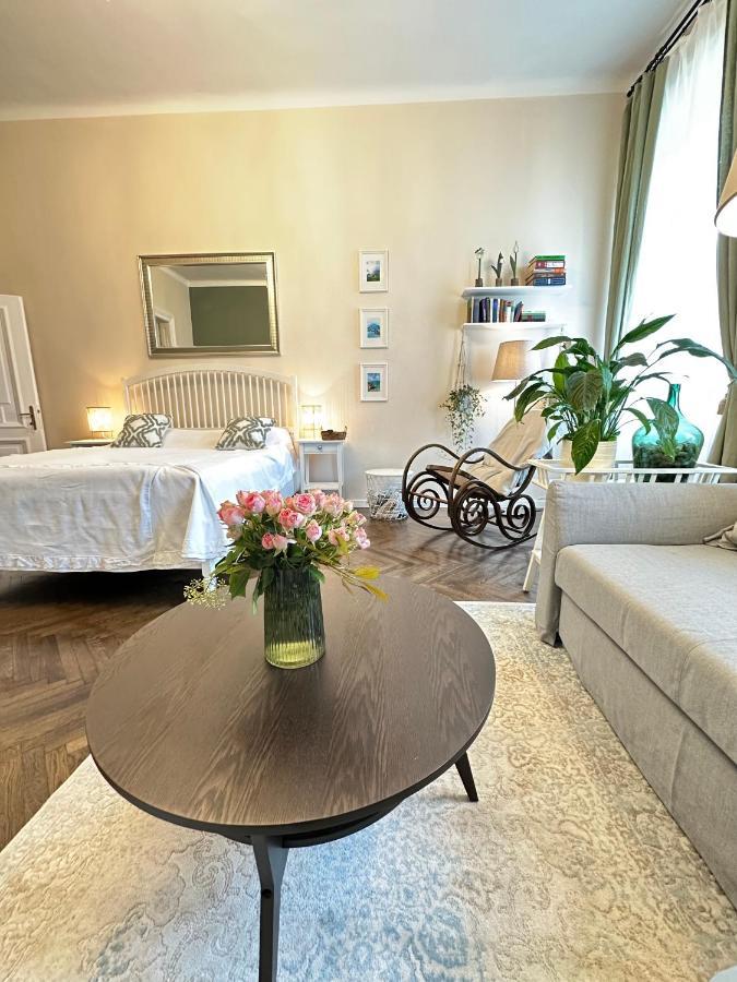 The Spot With Chair - Cozy Space Near Danube Apartment *