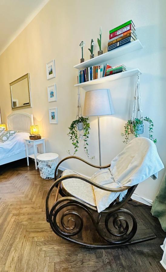 The Spot With Chair - Cozy Space Near Danube Apartment *