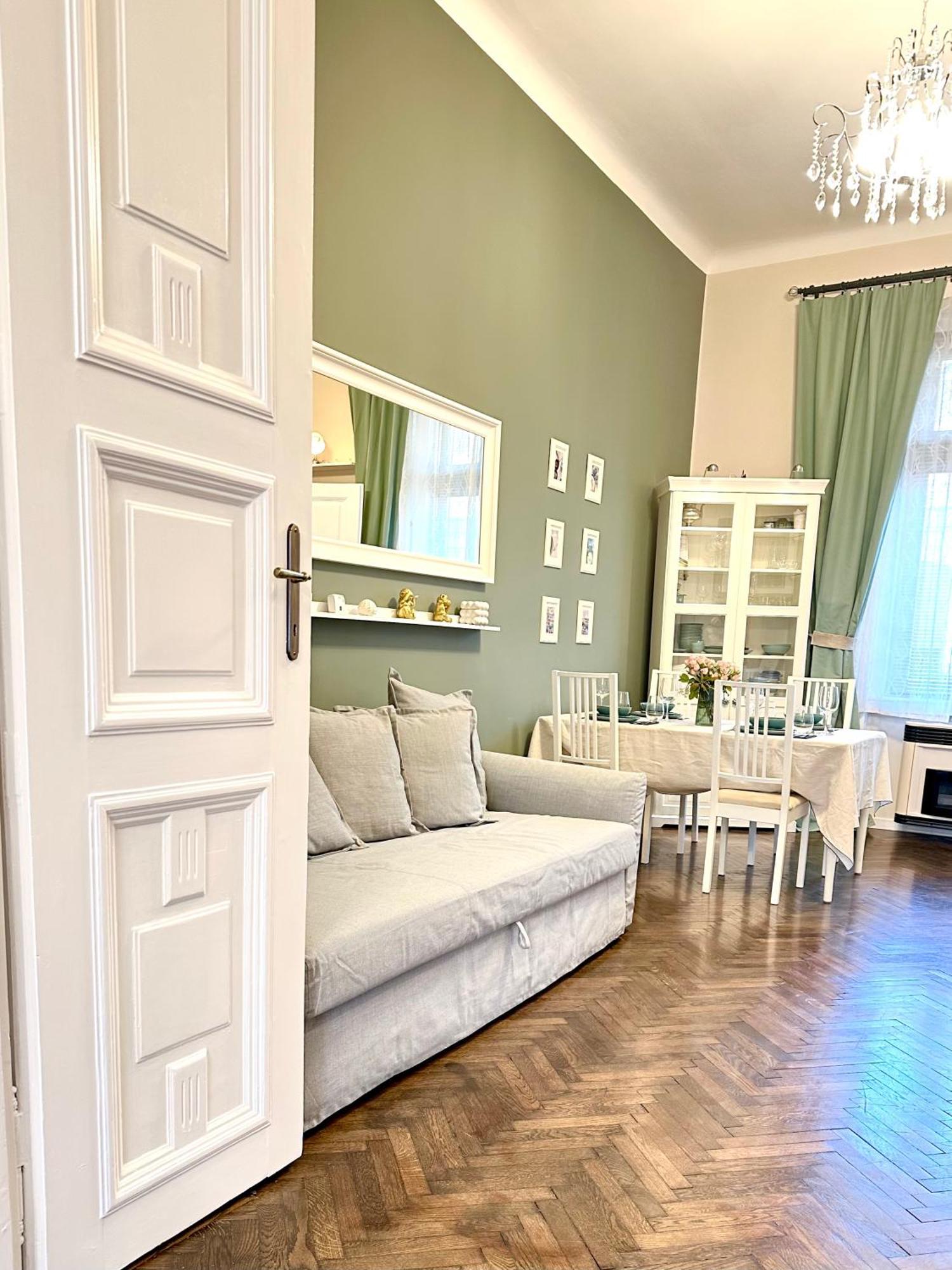 The Spot With Chair - Cozy Space Near Danube Apartamento